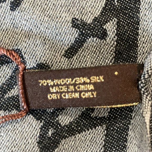 NWT Coach Signature Wool Silk Scarf Wrap - Picture 8 of 8